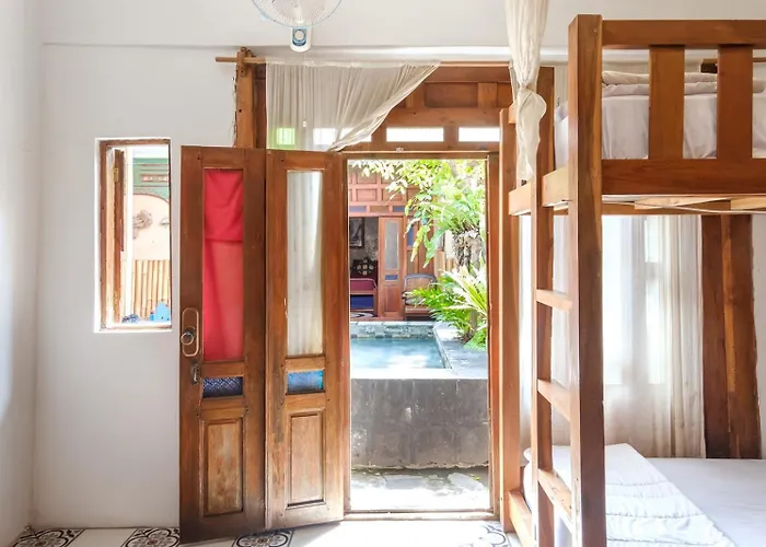 Twospaces Living At Wave And Chill House, Pensión Canggu